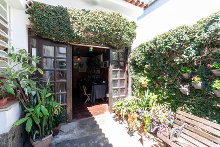 Casa de condomínio à venda com 235m², 3 quartos e 2 vagasQuintal