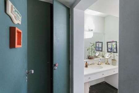 Casa de condomínio à venda com 235m², 3 quartos e 2 vagasBanheiro 1