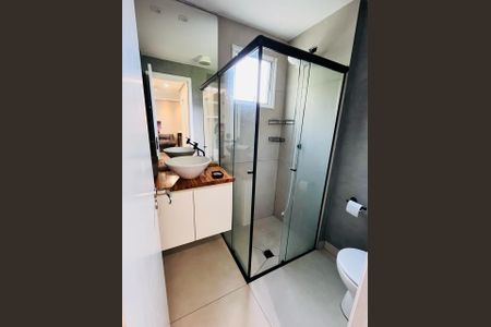 Banheiro social de apartamento à venda com 2 quartos, 51m² em Jardim Peri, São Paulo