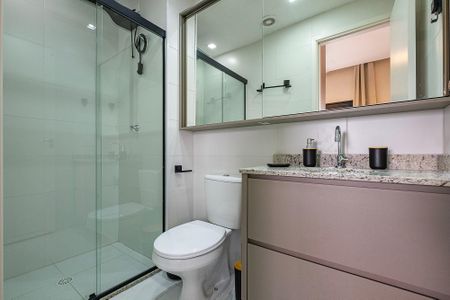 Banheiro de kitnet/studio para alugar com 1 quarto, 24m² em Pinheiros, São Paulo