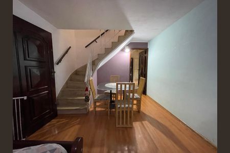 Casa à venda com 140m², 2 quartos e 2 vagas Casa à venda com 140m², 2 quartos e 2 vagasSala