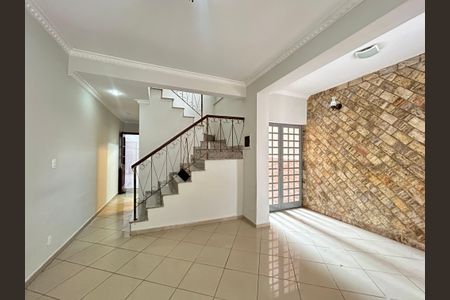 Casa para alugar com 180m², 3 quartos e 2 vagasSala