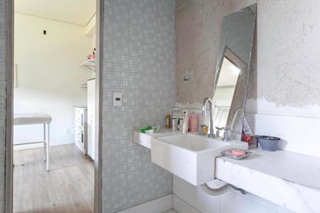 Casa à venda com 500m², 4 quartos e 2 vagasBanheiro das semi suítes 1 e 2