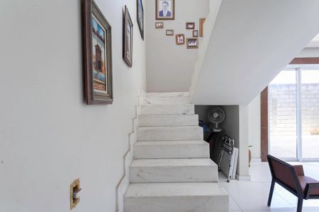 Casa à venda com 500m², 4 quartos e 2 vagasEscada