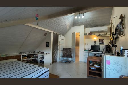 Casa de condomínio à venda com 140m², 4 quartos e 2 vagasSotão