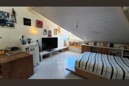 Casa de condomínio à venda com 140m², 4 quartos e 2 vagasSotão