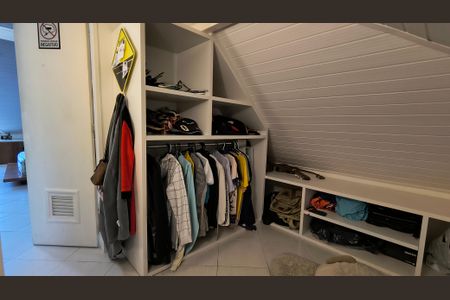 Casa de condomínio à venda com 140m², 4 quartos e 2 vagasCloset do Sotão