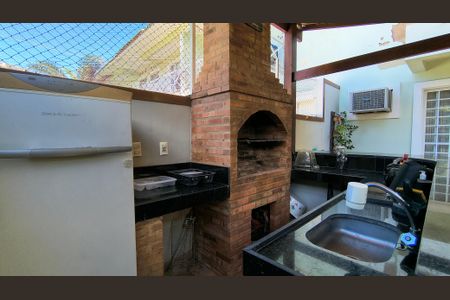 Casa de condomínio à venda com 140m², 4 quartos e 2 vagasQuintal
