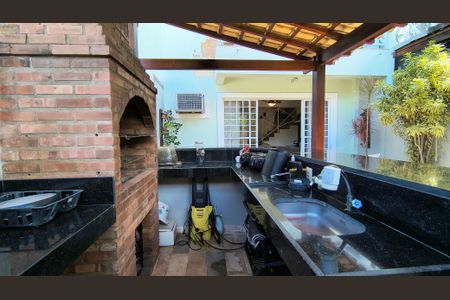 Casa de condomínio à venda com 140m², 4 quartos e 2 vagasQuintal