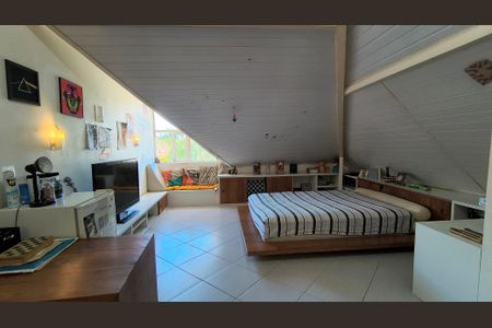 Casa de condomínio à venda com 140m², 4 quartos e 2 vagasSotão