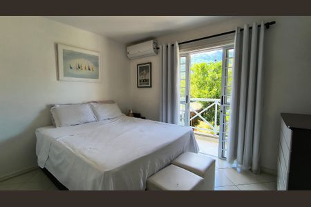 Casa de condomínio à venda com 140m², 4 quartos e 2 vagasSuíte