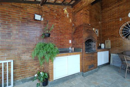 Casa de condomínio à venda com 235m², 4 quartos e 4 vagasChurrasqueira