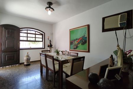 Casa de condomínio à venda com 235m², 4 quartos e 4 vagasSala