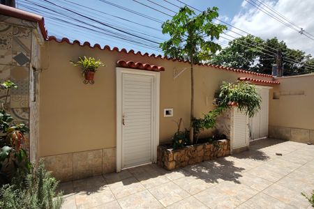 Casa de condomínio à venda com 235m², 4 quartos e 4 vagasQuintal