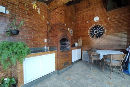 Casa de condomínio à venda com 235m², 4 quartos e 4 vagasChurrasqueira