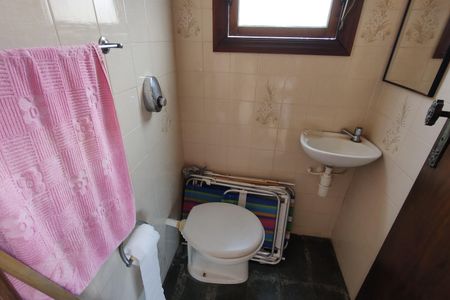 Casa de condomínio à venda com 235m², 4 quartos e 4 vagasLavabo