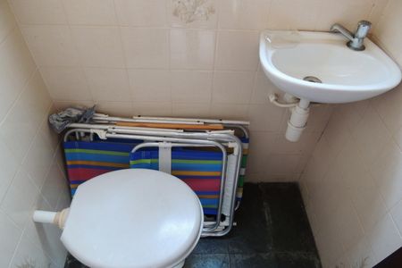 Casa de condomínio à venda com 235m², 4 quartos e 4 vagasLavabo