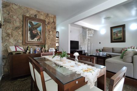 Casa de condomínio à venda com 235m², 4 quartos e 4 vagasSala