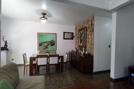 Casa de condomínio à venda com 235m², 4 quartos e 4 vagasSala