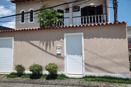 Casa de condomínio à venda com 235m², 4 quartos e 4 vagasFachada