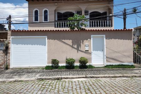 Casa de condomínio à venda com 235m², 4 quartos e 4 vagasFachada