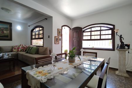 Casa de condomínio à venda com 235m², 4 quartos e 4 vagasSala