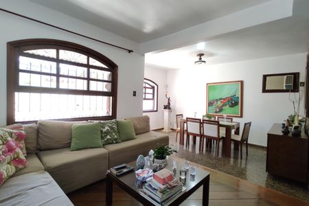 Casa de condomínio à venda com 235m², 4 quartos e 4 vagasSala