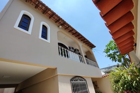 Casa de condomínio à venda com 235m², 4 quartos e 4 vagasFachada