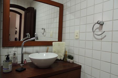 Casa de condomínio à venda com 235m², 4 quartos e 4 vagasBanheiro Social