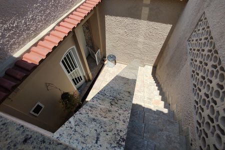 Casa de condomínio à venda com 235m², 4 quartos e 4 vagasEscada 