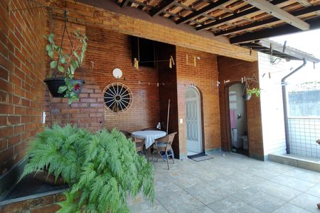 Casa de condomínio à venda com 235m², 4 quartos e 4 vagasChurrasqueira