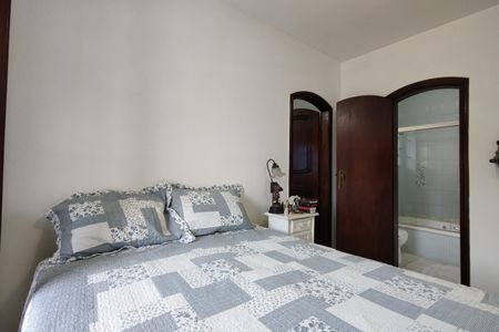 Casa de condomínio à venda com 235m², 4 quartos e 4 vagasQuarto 2 - Suíte