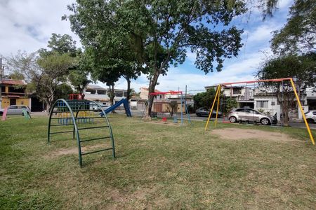 Casa de condomínio à venda com 235m², 4 quartos e 4 vagasÁrea comum - Playground