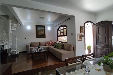 Casa de condomínio à venda com 235m², 4 quartos e 4 vagasSala