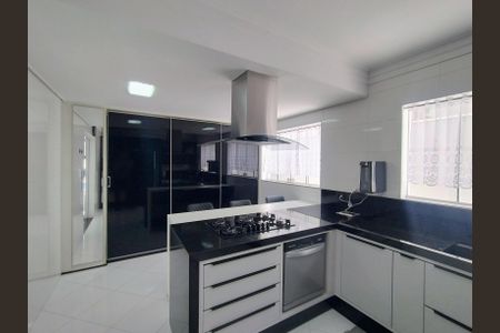 Casa à venda com 420m², 3 quartos e 8 vagasCozinha 