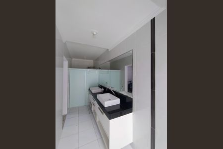 Casa à venda com 420m², 3 quartos e 8 vagasBanheiro de serviço