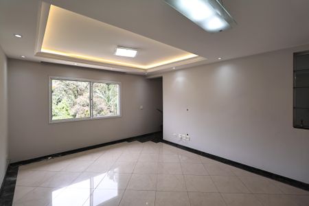 Casa de condomínio à venda com 155m², 2 quartos e 2 vagasSala