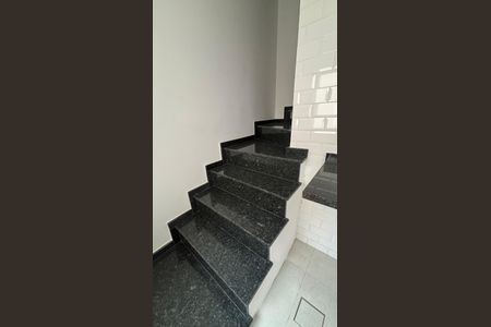 Apartamento à venda com 79m², 2 quartos e sem vaga Apartamento à venda com 79m², 2 quartos e sem vagaEscada