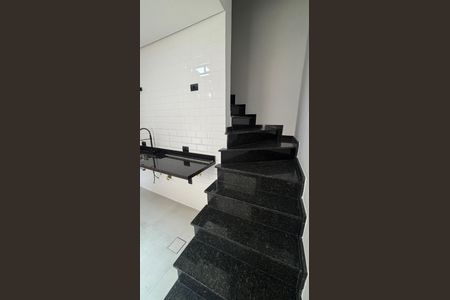 Apartamento à venda com 80m², 2 quartos e 1 vaga Apartamento à venda com 80m², 2 quartos e 1 vagaEscada