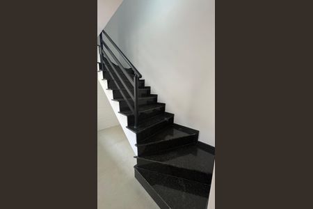 Apartamento à venda com 79m², 2 quartos e 1 vaga Apartamento à venda com 79m², 2 quartos e 1 vagaEscada