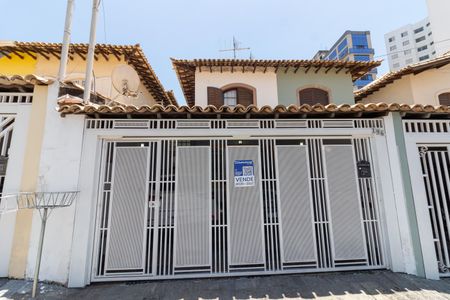 Casa à venda com 240m², 3 quartos e 2 vagas Casa à venda com 240m², 3 quartos e 2 vagasFachada