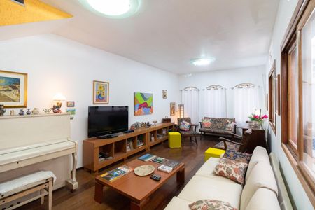 Casa à venda com 240m², 3 quartos e 2 vagas Casa à venda com 240m², 3 quartos e 2 vagasSala