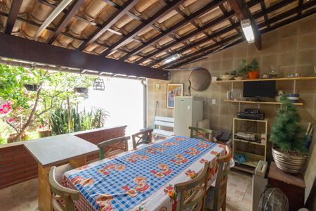 Casa à venda com 240m², 3 quartos e 2 vagas Casa à venda com 240m², 3 quartos e 2 vagasÁrea de lazer