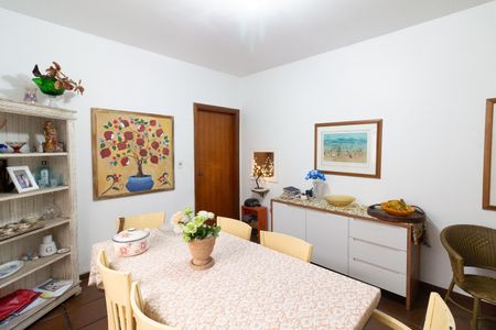 Casa à venda com 240m², 3 quartos e 2 vagas Casa à venda com 240m², 3 quartos e 2 vagasSala de jantar