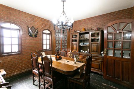 Casa à venda com 250m², 4 quartos e 5 vagas Casa à venda com 250m², 4 quartos e 5 vagasSala