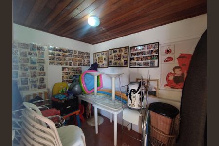 Casa à venda com 350m², 3 quartos e 6 vagasQuarto dos fundos 