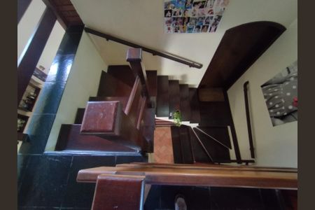 Casa à venda com 350m², 3 quartos e 6 vagasEscada 