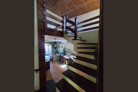 Casa à venda com 350m², 3 quartos e 6 vagasEscada 