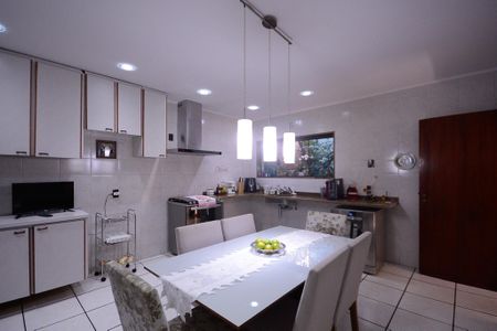 Casa à venda com 358m², 4 quartos e 5 vagas Casa à venda com 358m², 4 quartos e 5 vagasCozinha