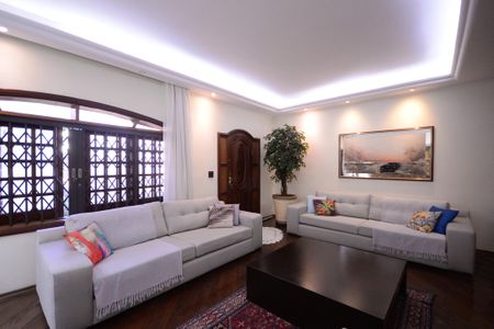 Casa à venda com 358m², 4 quartos e 5 vagas Casa à venda com 358m², 4 quartos e 5 vagasSala